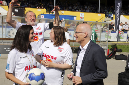 Benefiz-Fußballspiel 'Kicken mit Herz' 2021 in Hamburg