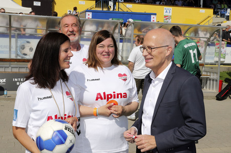 Benefiz-Fußballspiel 'Kicken mit Herz' 2021 in Hamburg