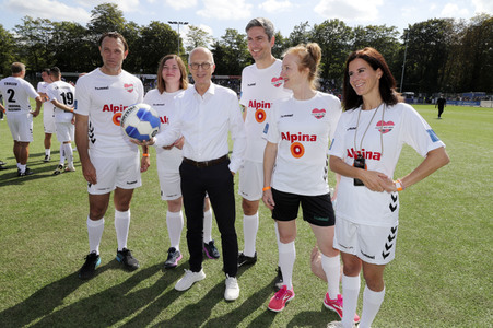 Benefiz-Fußballspiel 'Kicken mit Herz' 2021 in Hamburg