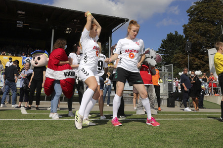 Benefiz-Fußballspiel 'Kicken mit Herz' 2021 in Hamburg