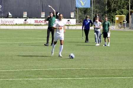 Benefiz-Fußballspiel 'Kicken mit Herz' 2021 in Hamburg