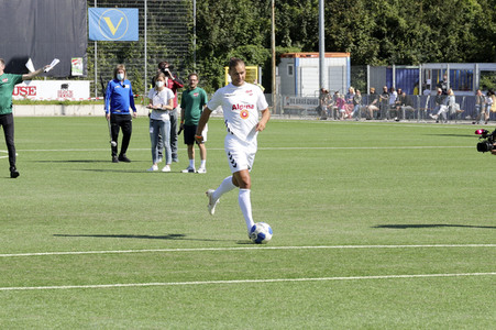 Benefiz-Fußballspiel 'Kicken mit Herz' 2021 in Hamburg