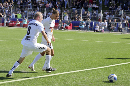 Benefiz-Fußballspiel 'Kicken mit Herz' 2021 in Hamburg
