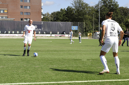 Benefiz-Fußballspiel 'Kicken mit Herz' 2021 in Hamburg