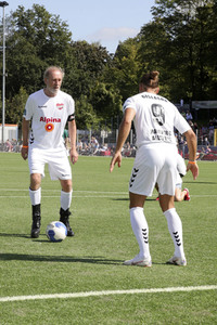 Benefiz-Fußballspiel 'Kicken mit Herz' 2021 in Hamburg