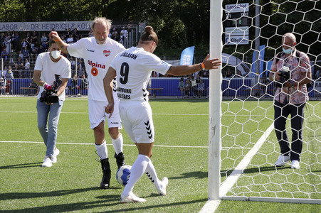 Benefiz-Fußballspiel 'Kicken mit Herz' 2021 in Hamburg