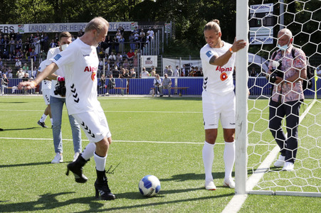 Benefiz-Fußballspiel 'Kicken mit Herz' 2021 in Hamburg