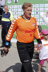 Benefiz-Fußballspiel 'Kicken mit Herz' 2021 in Hamburg