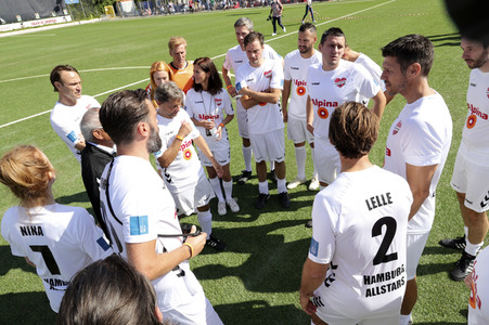 Benefiz-Fußballspiel 'Kicken mit Herz' 2021 in Hamburg