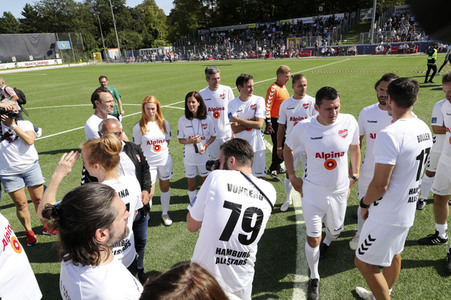 Benefiz-Fußballspiel 'Kicken mit Herz' 2021 in Hamburg