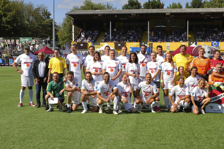 Benefiz-Fußballspiel 'Kicken mit Herz' 2021 in Hamburg