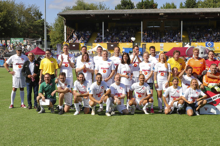 Benefiz-Fußballspiel 'Kicken mit Herz' 2021 in Hamburg