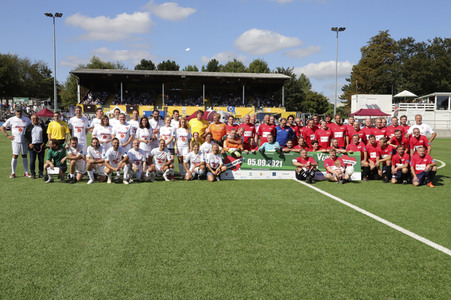 Benefiz-Fußballspiel 'Kicken mit Herz' 2021 in Hamburg