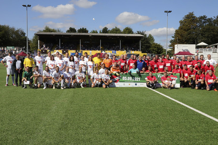 Benefiz-Fußballspiel 'Kicken mit Herz' 2021 in Hamburg