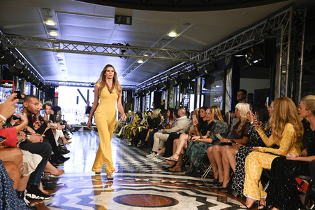 Natascha Gruen Fashion Show auf der Berlin Fashion Week Spring/Summer 2022