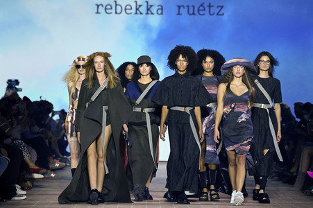 Rebekka Ruetz Fashion Show auf der Berlin Fashion Week Spring/Summer 2022