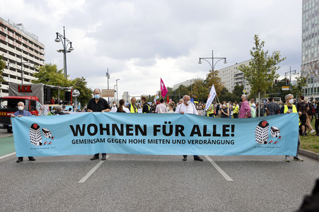 Demo für Mietenstopp und Mietendeckel in Berlin