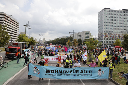 Demo für Mietenstopp und Mietendeckel in Berlin