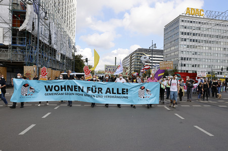 Demo für Mietenstopp und Mietendeckel in Berlin