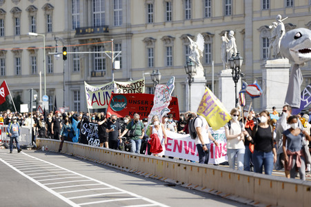 Demo für Mietenstopp und Mietendeckel in Berlin