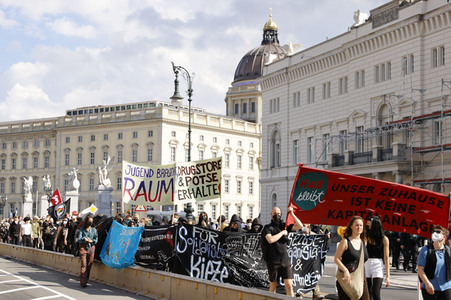 Demo für Mietenstopp und Mietendeckel in Berlin