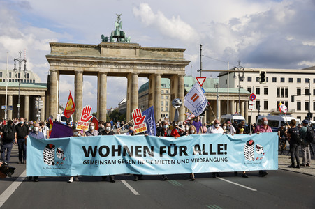 Demo für Mietenstopp und Mietendeckel in Berlin
