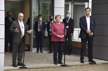 Markus Söder und Angela Merkel in Garching bei München