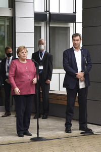 Markus Söder und Angela Merkel in Garching bei München