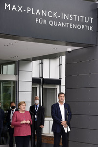 Markus Söder und Angela Merkel in Garching bei München
