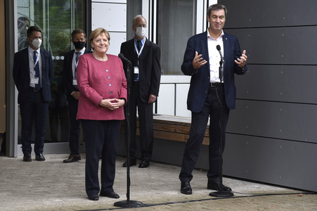 Markus Söder und Angela Merkel in Garching bei München