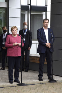 Markus Söder und Angela Merkel in Garching bei München