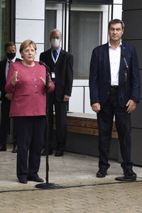 Markus Söder und Angela Merkel in Garching bei München