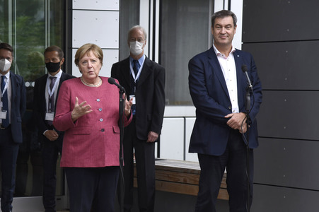 Markus Söder und Angela Merkel in Garching bei München