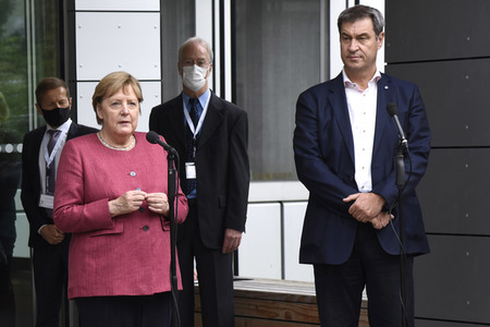 Markus Söder und Angela Merkel in Garching bei München