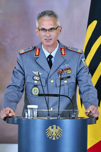 Verleihung des Verdienstkreuzes an Brigadegeneral Jens Arlt in Berlin
