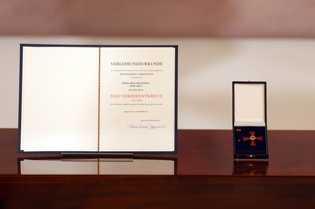 Verleihung des Verdienstkreuzes an Brigadegeneral Jens Arlt in Berlin