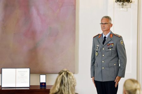 Verleihung des Verdienstkreuzes an Brigadegeneral Jens Arlt in Berlin