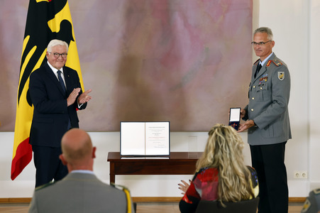 Verleihung des Verdienstkreuzes an Brigadegeneral Jens Arlt in Berlin