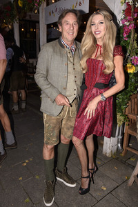 Almauftrieb in der Käfer Schänke in München