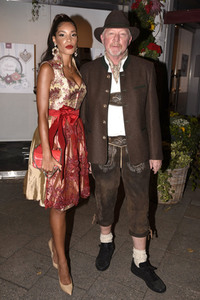 Almauftrieb in der Käfer Schänke in München