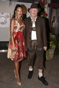 Almauftrieb in der Käfer Schänke in München