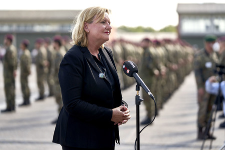 Angela Merkel würdigt Einsatzkfäfte der Afghanistan-Evakuierungsmission in Seedorf