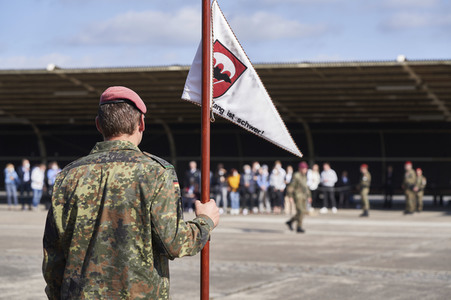Angela Merkel würdigt Einsatzkräfte der Afghanistan-Evakuierungsmission in Seedorf