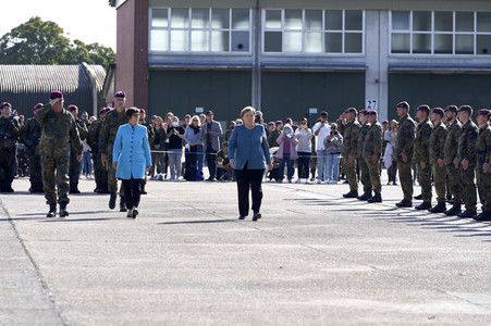 Angela Merkel würdigt Einsatzkräfte der Afghanistan-Evakuierungsmission in Seedorf