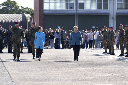 Angela Merkel würdigt Einsatzkräfte der Afghanistan-Evakuierungsmission in Seedorf