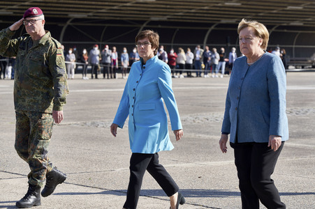 Angela Merkel würdigt Einsatzkräfte der Afghanistan-Evakuierungsmission in Seedorf