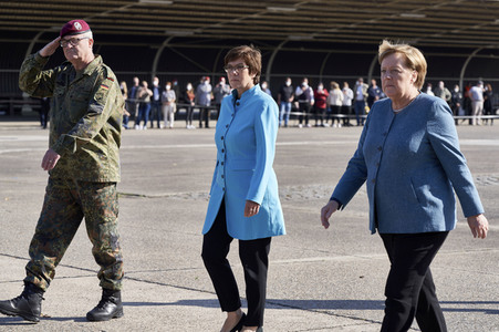 Angela Merkel würdigt Einsatzkräfte der Afghanistan-Evakuierungsmission in Seedorf