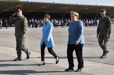 Angela Merkel würdigt Einsatzkräfte der Afghanistan-Evakuierungsmission in Seedorf