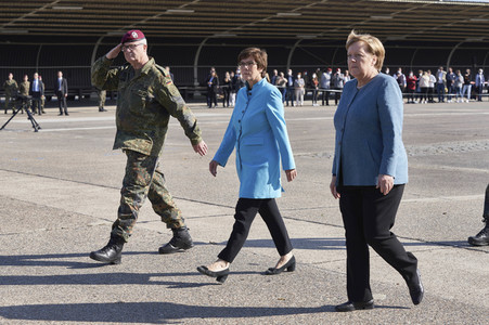 Angela Merkel würdigt Einsatzkräfte der Afghanistan-Evakuierungsmission in Seedorf