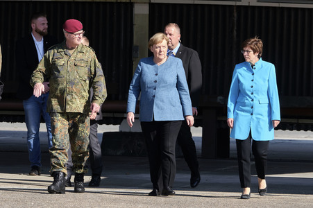 Angela Merkel würdigt Einsatzkräfte der Afghanistan-Evakuierungsmission in Seedorf